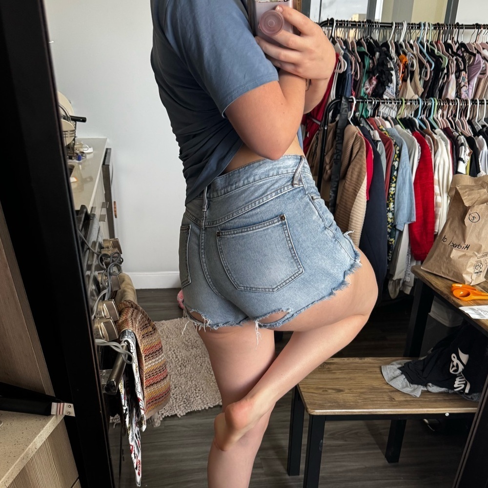 Free People Distressed Denim Shorts Size 29 - Picture 4 of 11